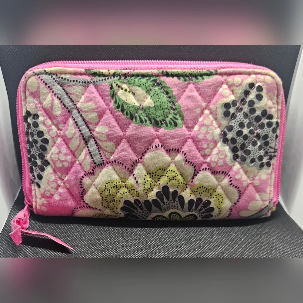 Women's Vera Bradley Priscilla Pink zip around wristlet wallet EUC - Picture 2 of 4